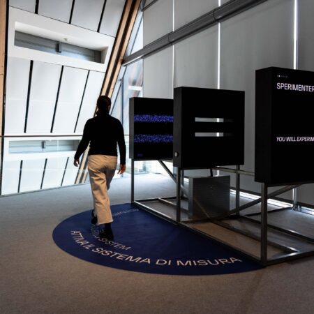 Installazione sulla doppia fenditura. Foto di Matteo de Stefano.