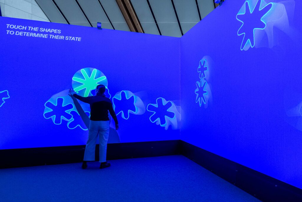 Installazione interattiva immersiva sulla sovrapposizione quantistica e il collasso della funzione d'onda. Foto di Matteo De Stefano.