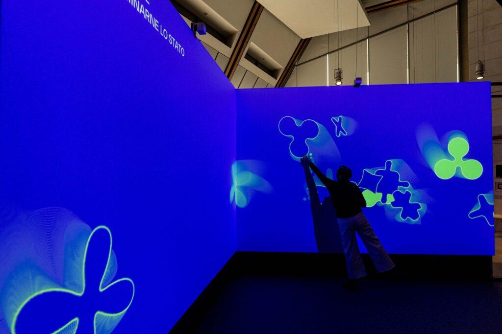 Installazione interattiva immersiva sulla sovrapposizione quantistica e il collasso della funzione d'onda. Foto di Matteo De Stefano.