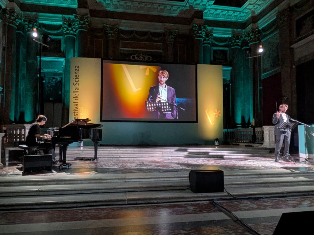 Foto dello spettacolo "Sussurri dall'universo", replica genovese di "La voce nascosta dell'Universo"